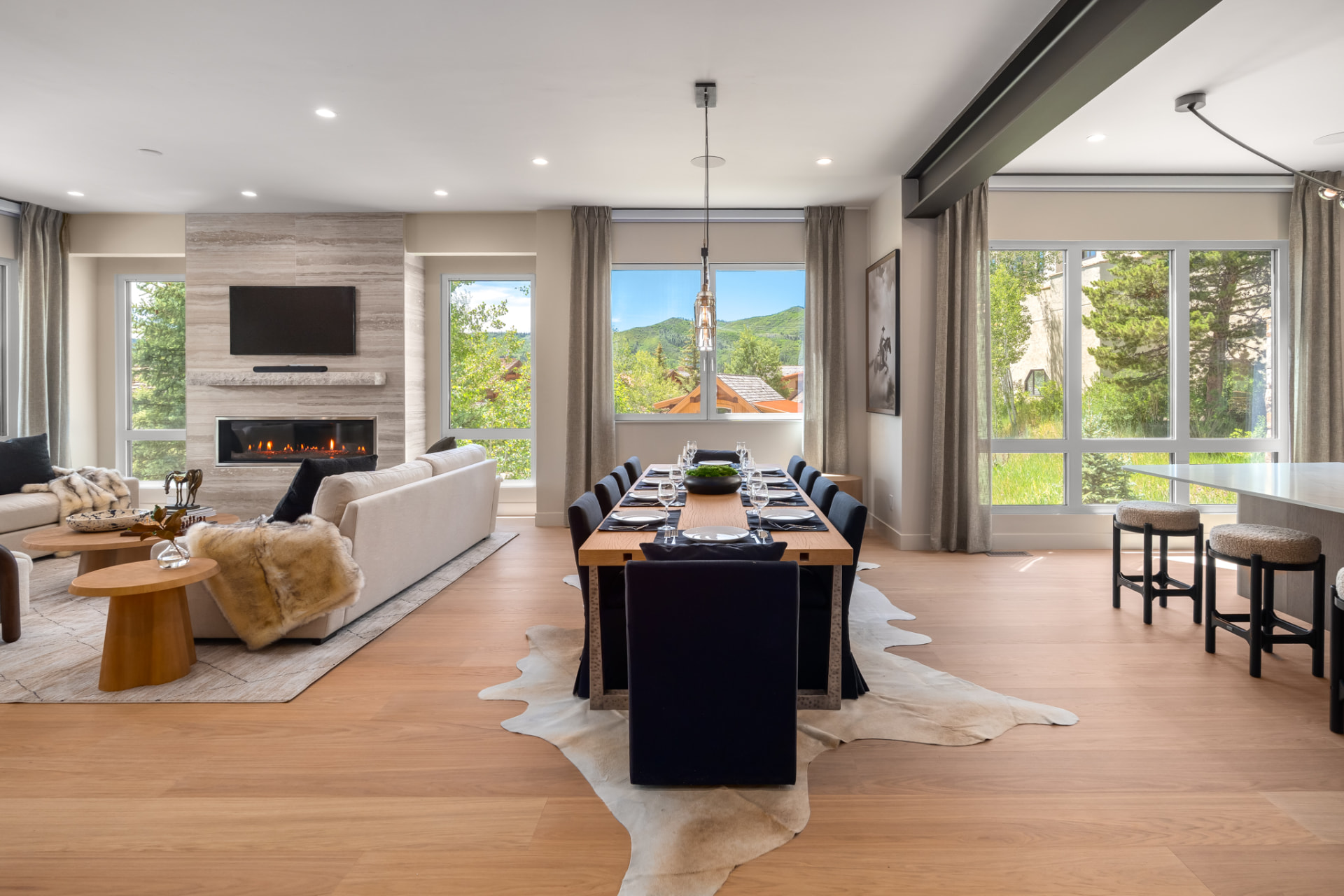 Great room, dining table for ten and kitchen island in one open volume